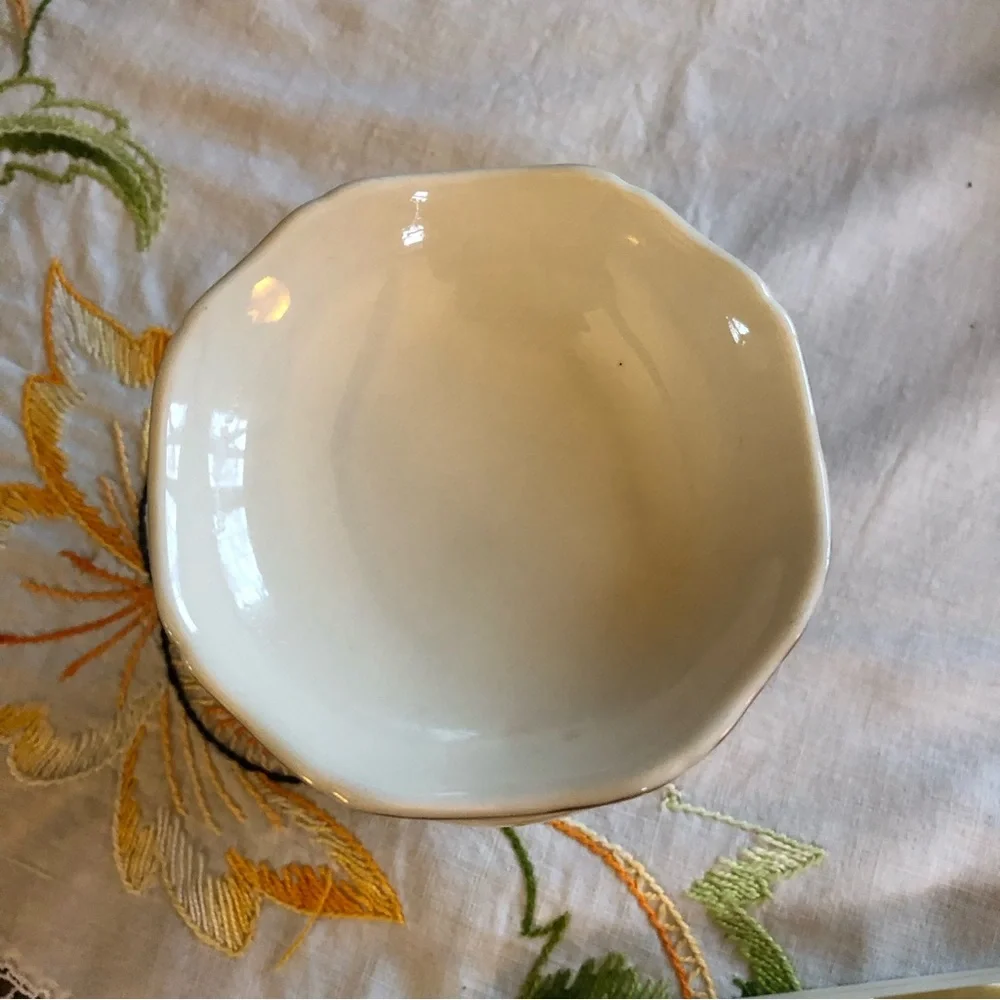 Yankee Candle Porcelain with 24 carat Gold Painted Trim Tart Warmer
